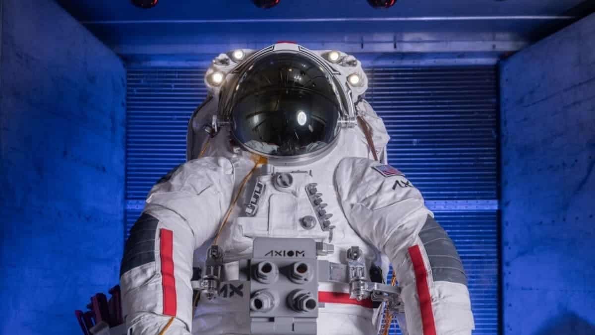 NASA Oyga qaytish uchun soddaroq skafandr tanladi