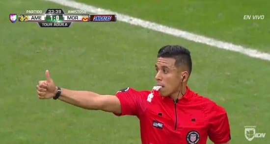 Futboldagi eng chiroyli lahza. Hujumchi raqib darvozasiga belgilangan penaltini bekor qildirdi