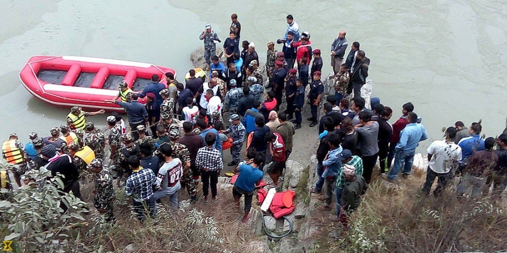 Nepalda 40 yo‘lovchini olib ketayotgan avtobus daryoga qulab tushdi, qurbonlar bor
