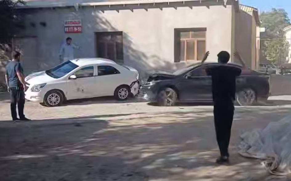 Urganchda BYD haydovchisi qasddan boshqa avtomobillarni pachaqladi