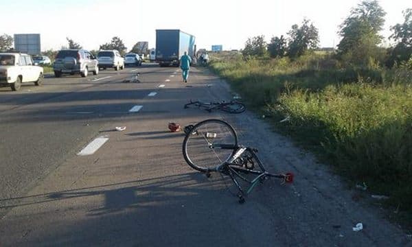 Kiyev yaqinida yuk mashinasi velosipedchilarni urib yubordi