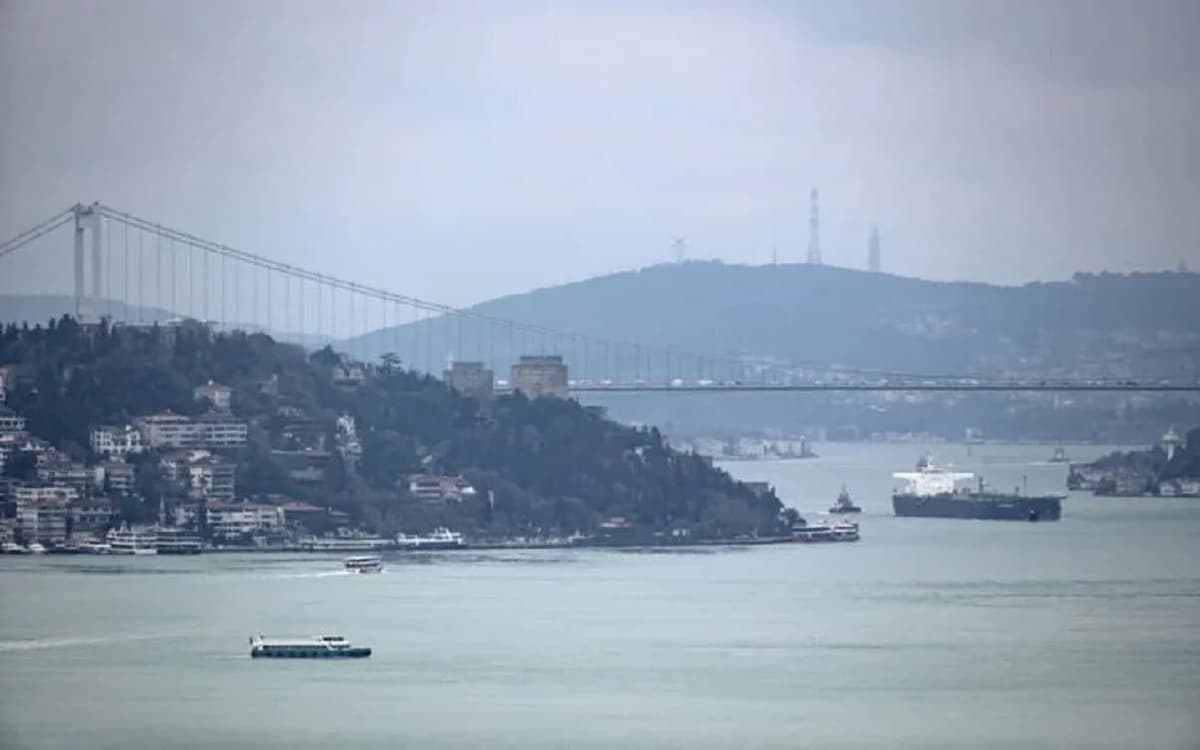 Turkiya Bosfor va Dardanell orqali kemalar harakatini qayta tikladi