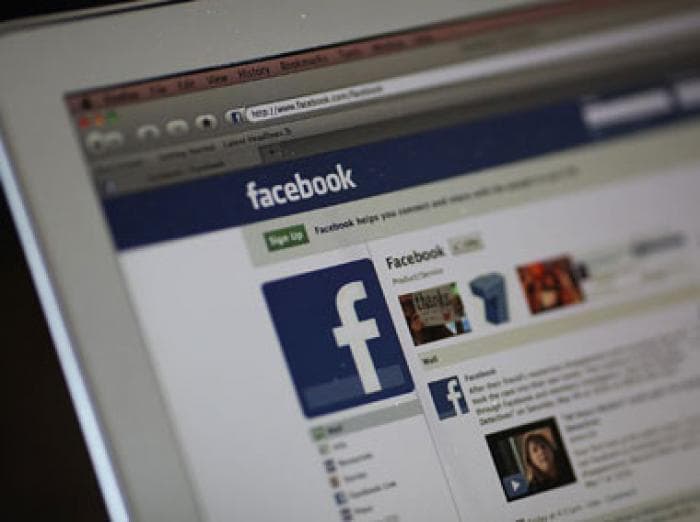 18 yoshli qiz Facebook’ga joylangan bolalikdagi suratlari uchun ota-onasini sudga berdi