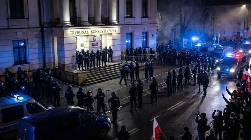 Попытка госпереворота или восстановление законности: что происходит у Конституционного суда Польши
