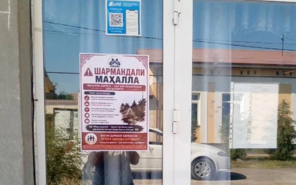 Sharmandali tajriba. Chinozda «Sharmandali mahalla» yorlig‘i yopishtirilmoqda
