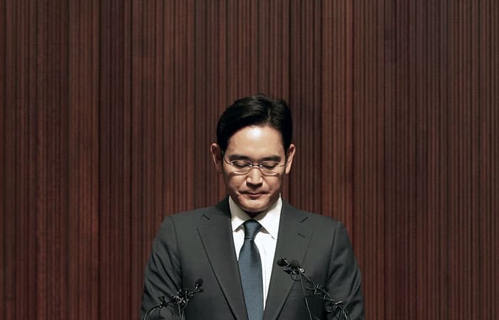 AP: Жанубий Корея прокуратураси суддан Samsung вице-президентини ҳибсга олишни сўрамоқда