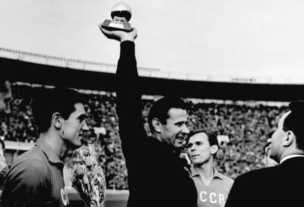 France Football Лев Яшиннинг «Олтин тўп»ини тортиб олгани маълум бўлди