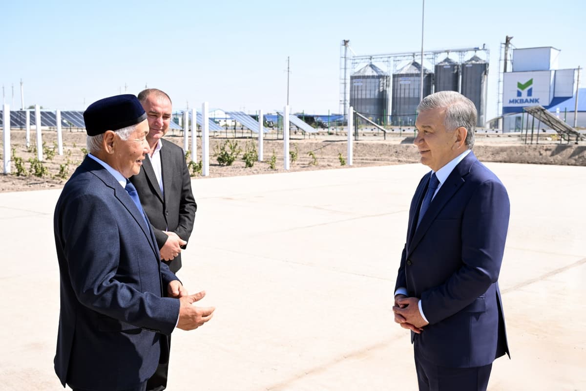 President Mirziyoyev visits greenhouse project in Kegeyli district