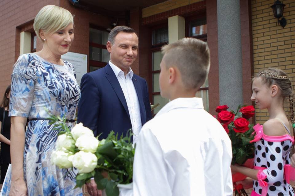 Polsha prezidenti o‘z rafiqasining suratida "uchinchi" qo‘l qayerdan paydo bo‘lganiga izoh berdi
