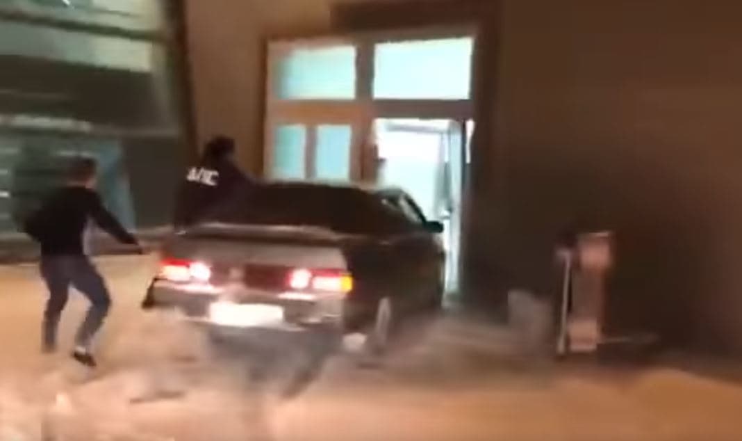 Qozon aeroporti terminalida mashinada "sayr qilgan" shovvoz qo‘lga olindi