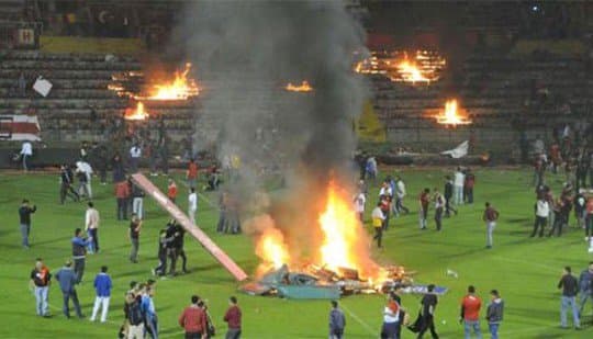 Turkiyalik muxlislar o‘z jamoasi stadioniga o‘t qo‘yib yubordi