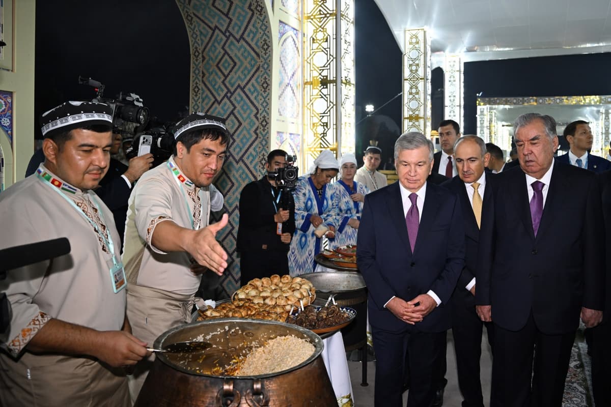 Shavkat Mirziyoyev MDH mamlakatlari milliy taomlari festivalida boʻldi