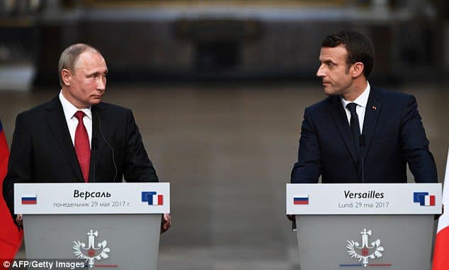 Makron Putinning oldida rus jurnalistlarini josuslik va propagandada aybladi