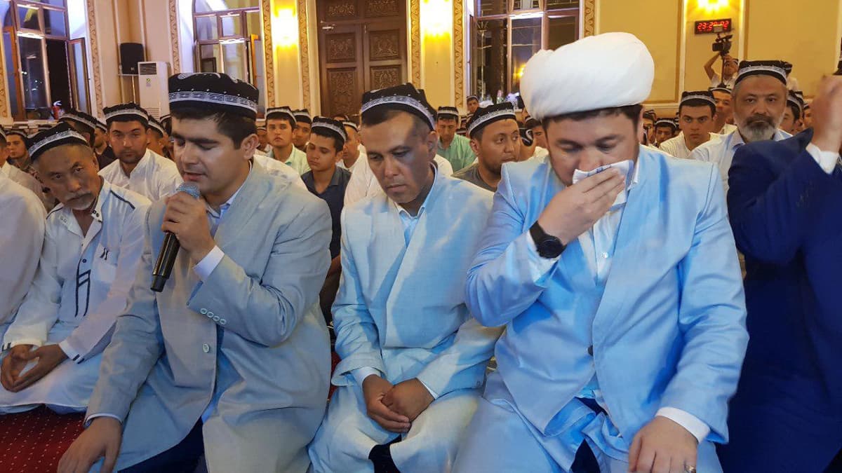 Qadr kechasida qilingan duo qalblarni yana bir bor titratdi (video)