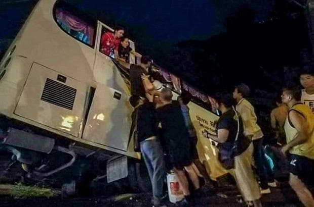Tailandda 2 ta avtobus, 2 ta furgon va mototsikl ishtirokida yirik YTH yuz berdi