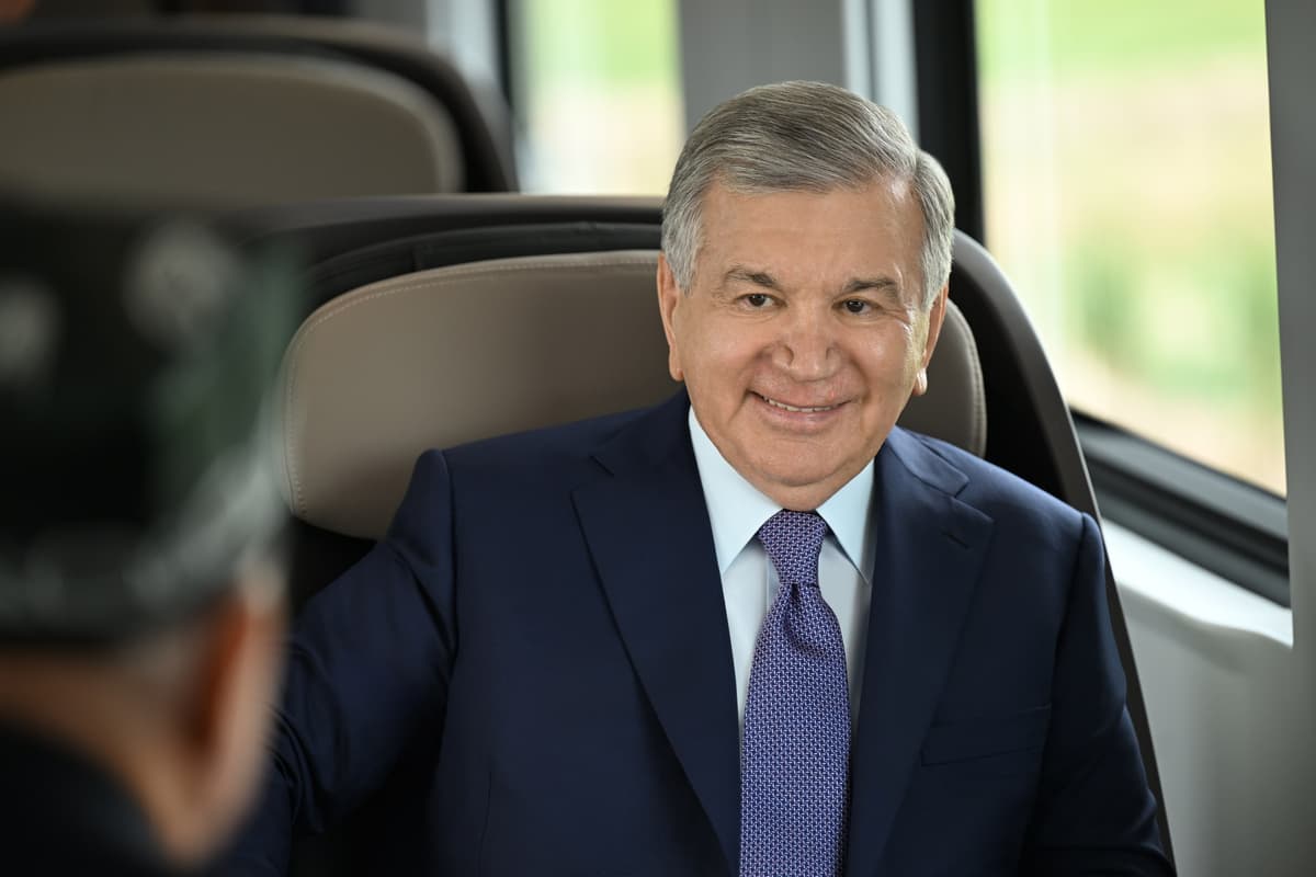 Prezident yangi elektropoyezdda Urganchdan Xivaga bordi