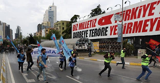 «Diktatorga yo‘q!». Istanbulda birinchi may namoyishlari, politsiya kuch ishlatdi
