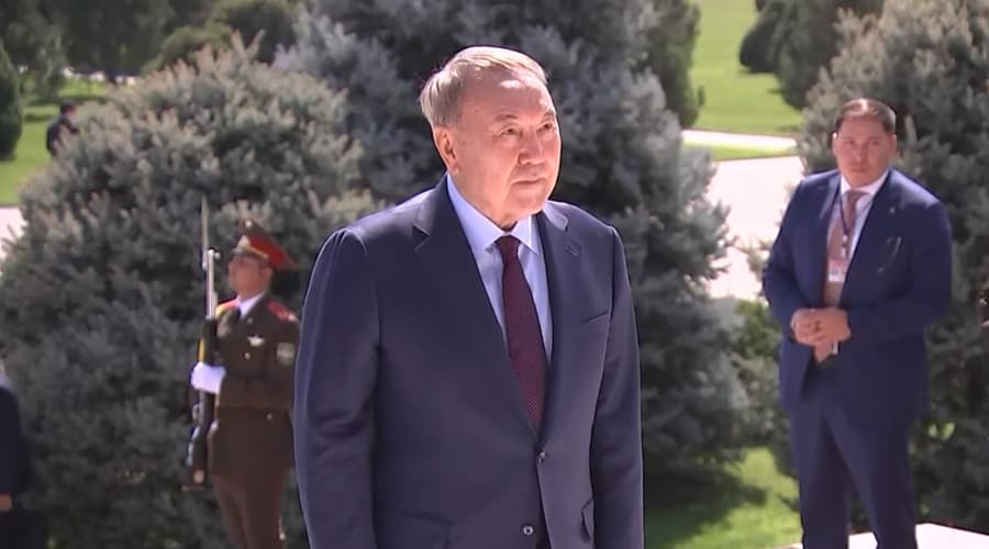 Nazarboyev Islom Karimov haykali poyiga gul qo‘ydi
