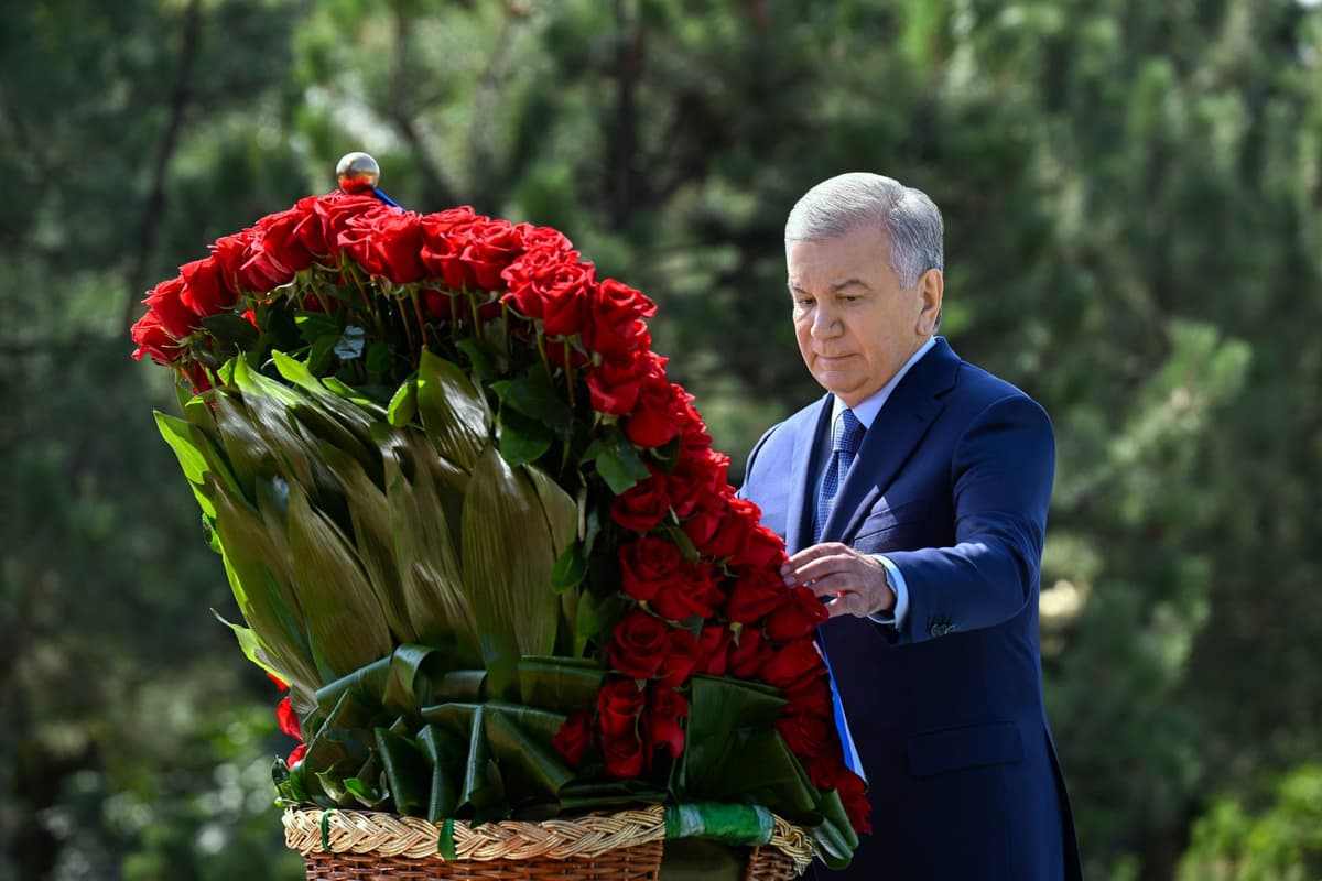 Shavkat Mirziyoyev Islom Karimov haykali poyiga gul qoʻydi