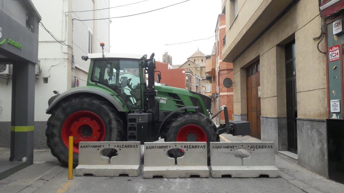 Foto: Kataloniya ko‘chalarida barrikadalar, fermerlar yordamga kelgan