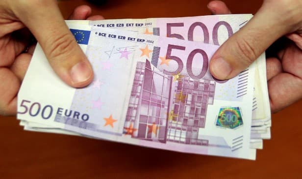 Jyenevadagi bank va restoranlar hojatxonalariga 500 yevrolik banknotalar sochib ketildi