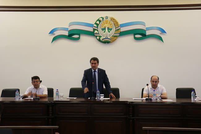 “O‘zpaxtasanoateksport” boshqaruv raisi yoshlar bilan muloqot o‘tkazdi