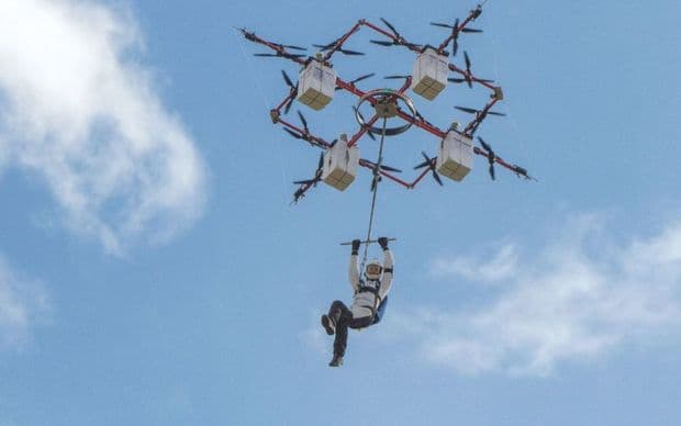 Latviyalik parashyutchi dunyoda birinchi bo‘lib drondan sakradi