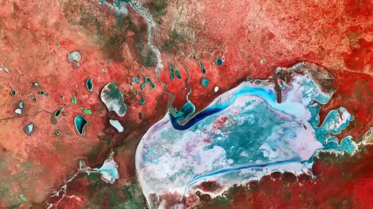 Boshqa sayyoradek koʻringan Namibiya tuz tekisligi kosmosdan suratga olindi