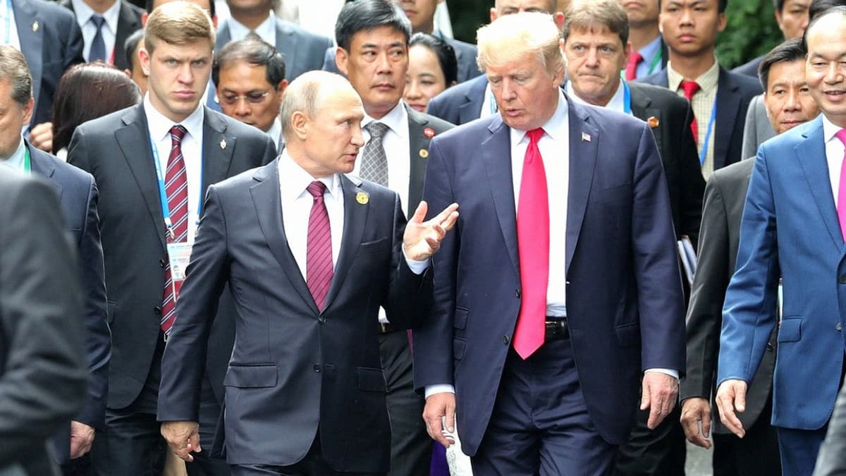 «Tramp Putin tomonidan qo‘rqitilgan bo‘lishi mumkin» - MRB sobiq rahbari