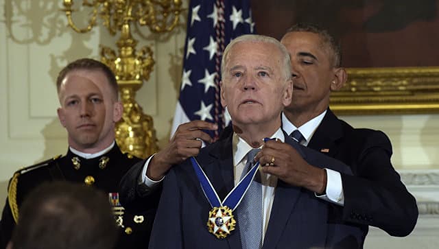 Obama o‘z vitse-prezidentiga AQShning eng oliy mukofotini topshirdi