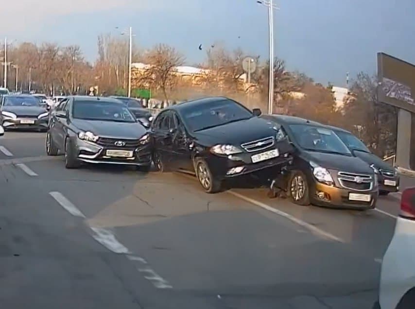 Toshkentda haydovchi uxlab qolishi oqibatida Lacetti uchta mashina bilan to‘qnashdi