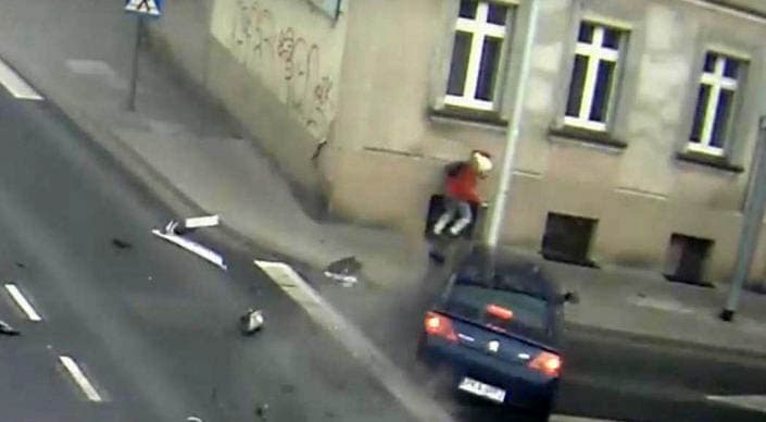 Video: Piyoda qiz katta tezlikda kelayotgan avtomobil ostida qolishdan qutulib qoldi