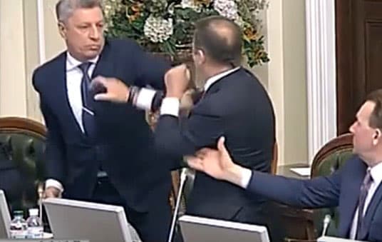 Ukraina Oliy radasi majlisida Radikal partiya yetakchisiga musht tushirildi