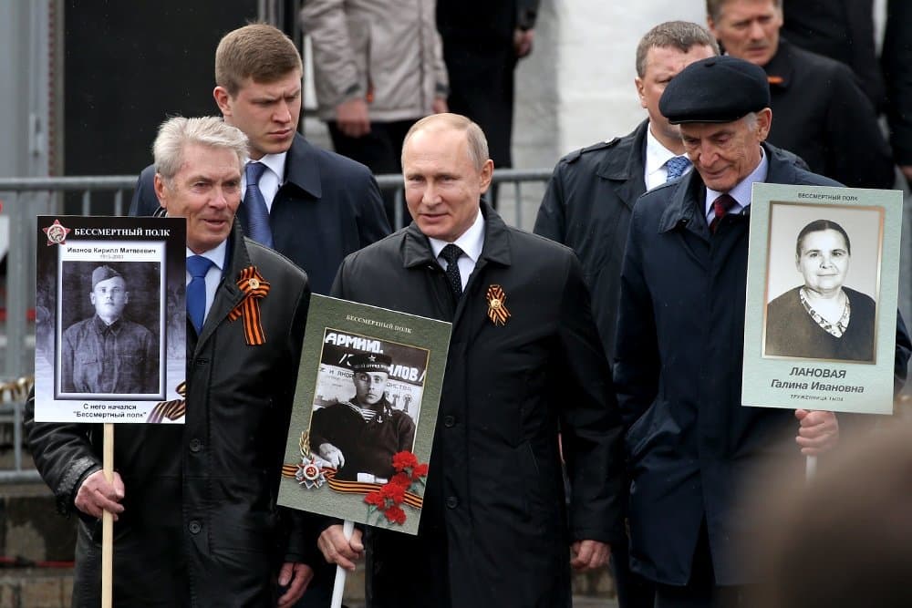 Putin otasi surati bilan "O‘lmas polk" yurishida ishtirok etdi