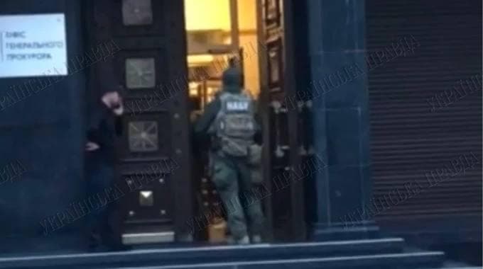 Украина бош прокурори офисида тинтув ўтказилди