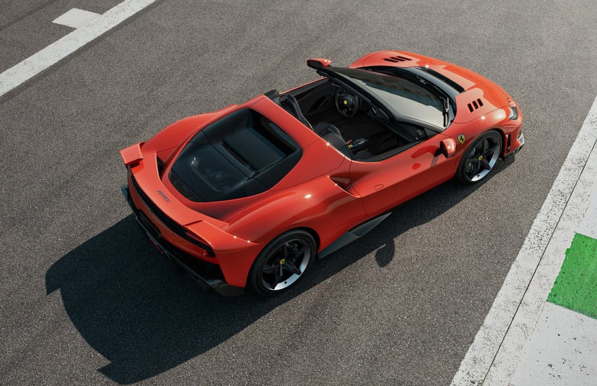 Ferrari ҳам ҳайдовчи, ҳам йўловчи учун мўлжалланган рулли автомобилни патентлади