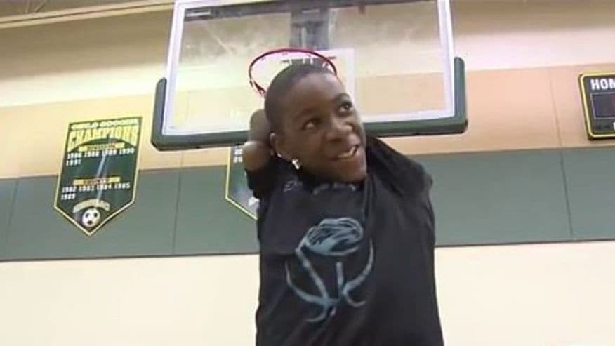 Qo‘llari yo‘q basketbolchi savatga uch ochkoli to‘pni tushirib hammani lol qoldirdi