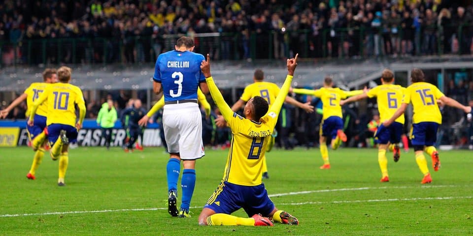 Video: Shvetsiya futbolchilari maydondagi telestudiyani buzib tashlashdi
