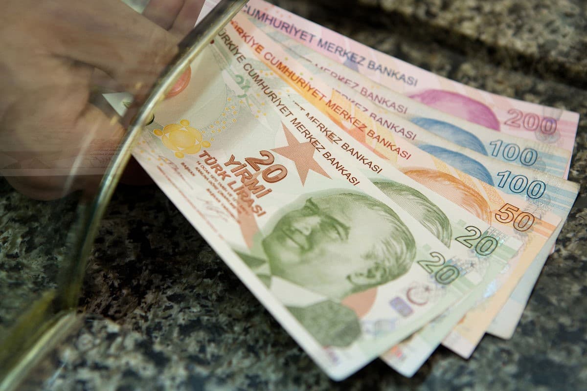 Turkiya milliy valyutasi rekord darajada qadrsizlandi