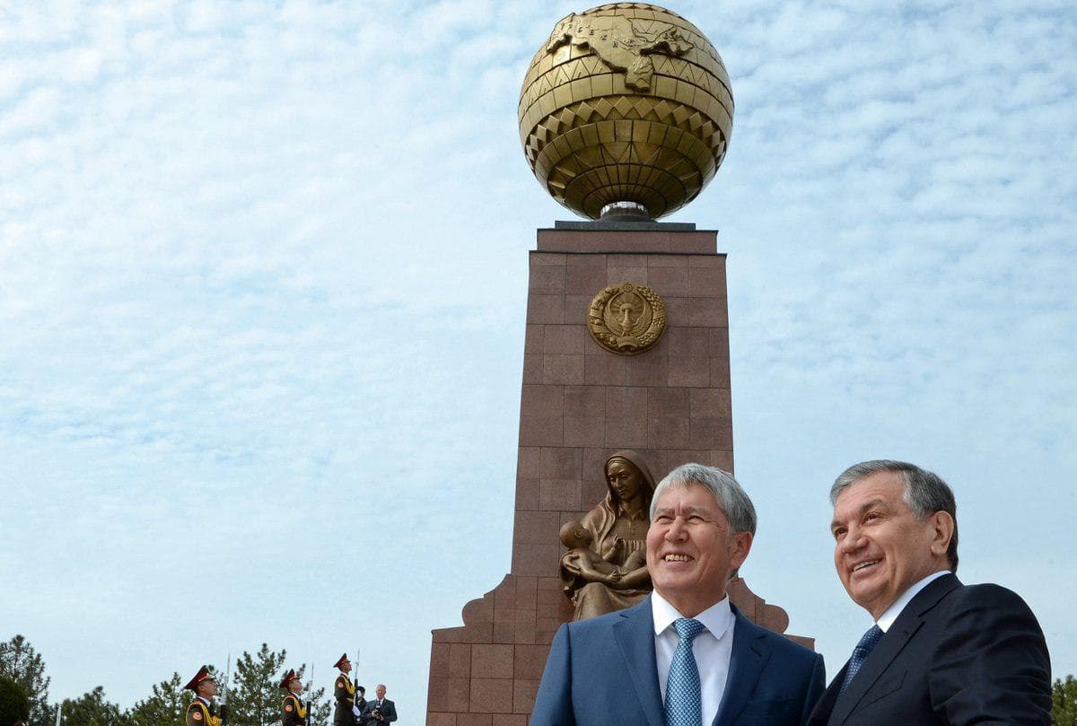 Almazbek Atamboyev va Shavkat Mirziyoyev Mustaqillik maydoniga bordi