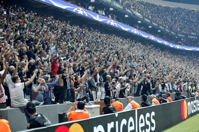 Foto: «Leyptsig» futbolchisi turkiyalik muxlislar tufayli o‘yinni oxirigacha yetkaza olmadi