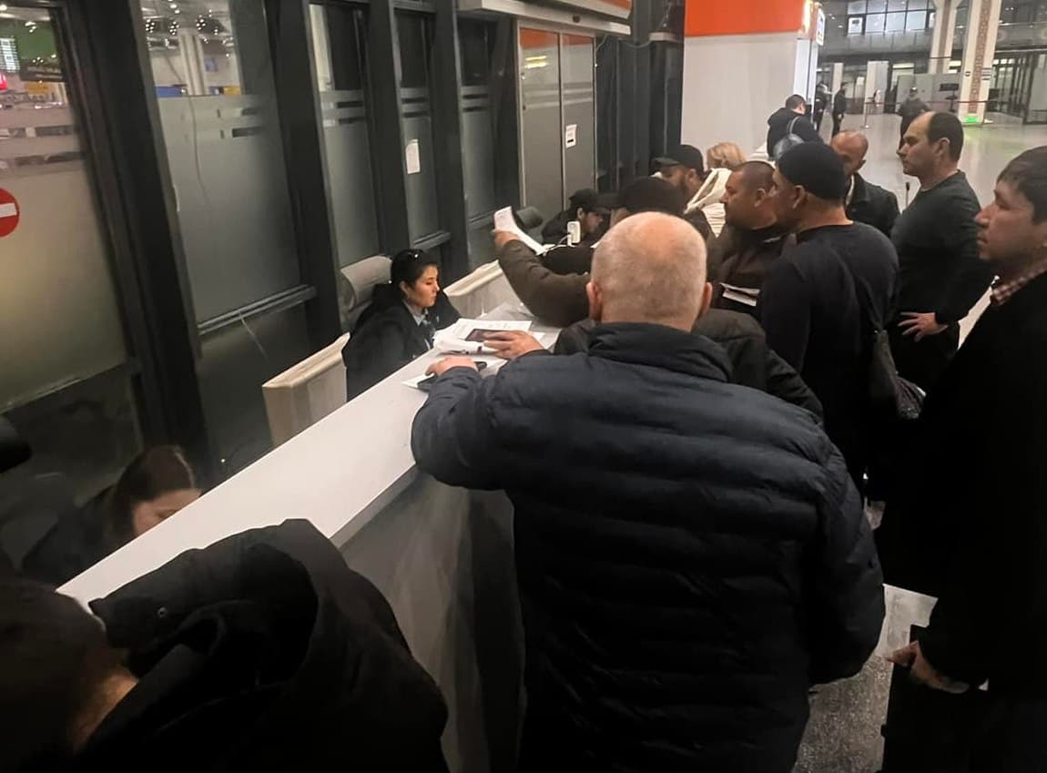 Customs Committee addresses IMEI-related long queues at Tashkent airport
