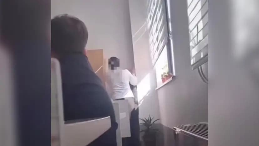 В Самаркандской области изучают случай избиения школьницы учителем