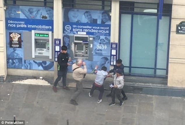 Video: Pensioner yosh talonchilarning adabini berib qo‘ydi