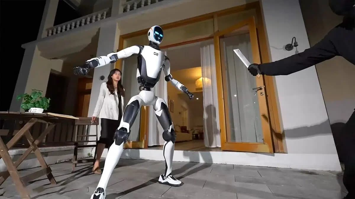 Kung-funi biladi, mashinani koʻtaradi: Xitoyda robot-qoʻriqchi namoyish etildi