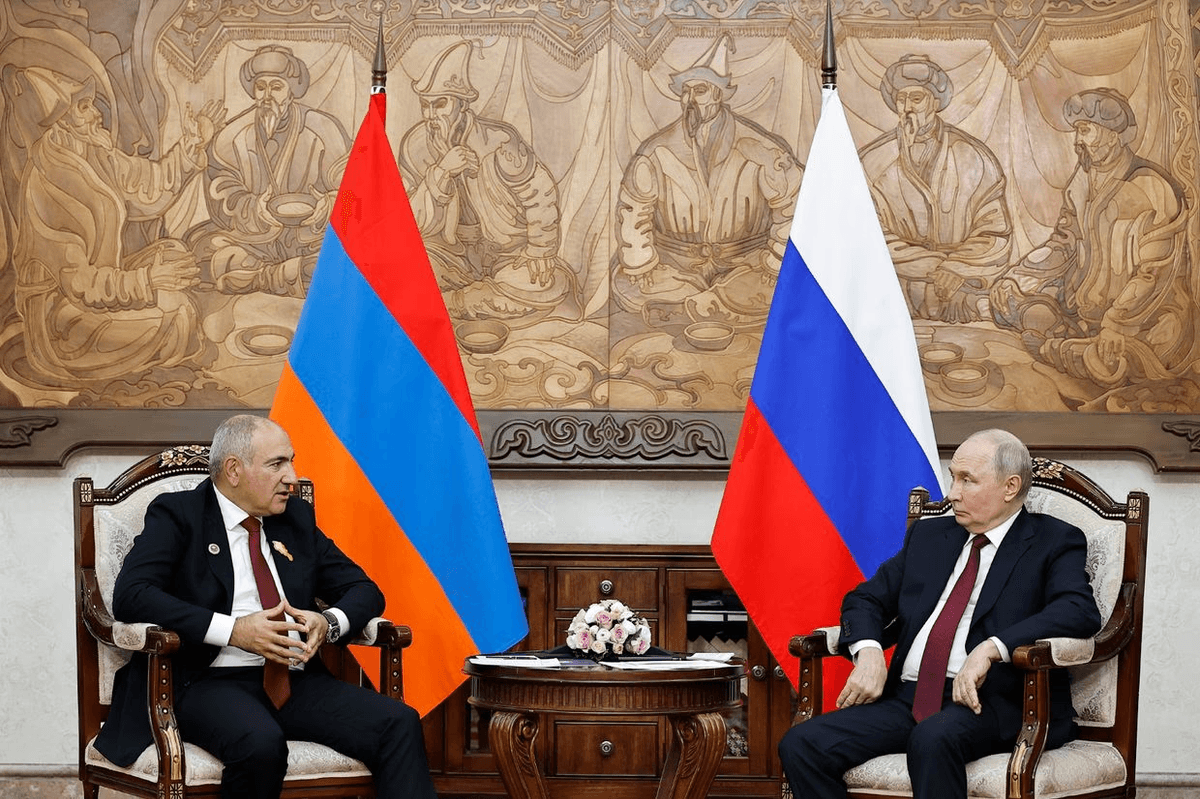 «Ҳам у ерда, ҳам бу ерда бўлолмайсиз» – Бишкекда Путин ва Пашинян тортишиб қолди