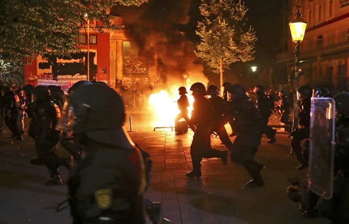Fotojamlanma: Sammit tugadi, namoyishlar esa davom etdi