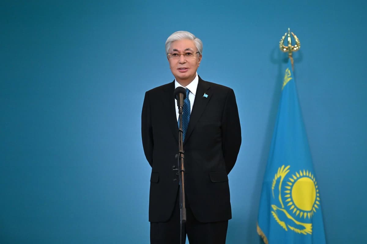 Toʻqayev erkaklarning quchoqlashib koʻrishishini tanqid qildi