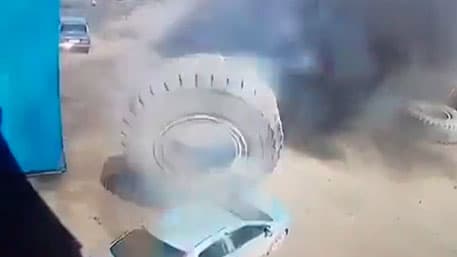 "BelAZ" g‘ildiragi yengil avtomobilning pachog‘ini chiqardi (video)