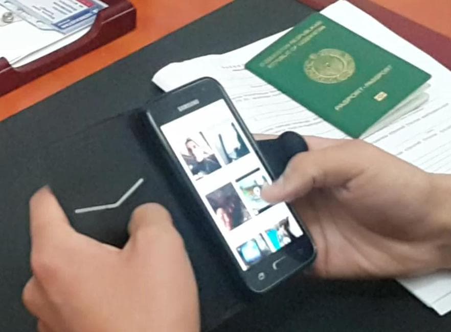 Peterburgdan uchib kelgan 2 ayolning telefonidan behayo filmlar topildi